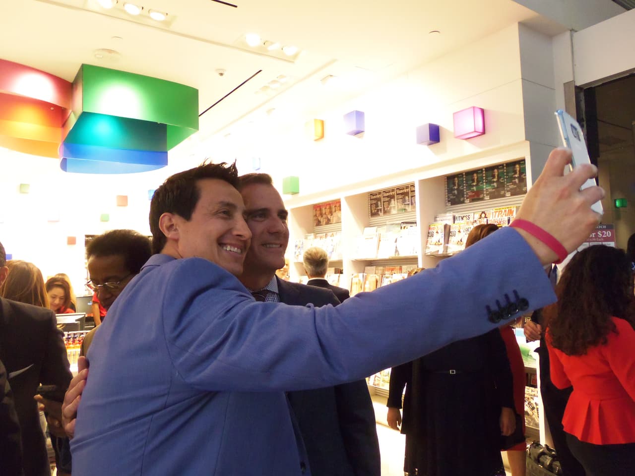 Así se festejó la inauguración de la tienda de Univision en LAX