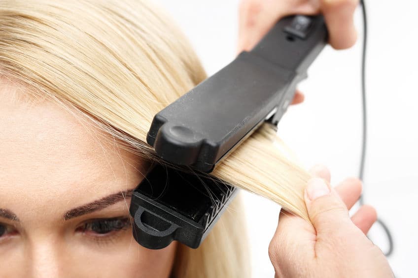 <b>¿Estarías dispuesta a reducir el uso del secador y la alisadora? </b>Además de que los tintes podrían dañar tu cabello debido a los químicos para teñirlo, si le añades el calor del secador y la plancha alisadora, entonces le estarías haciendo mucho más daño.