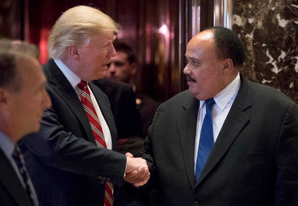 Donald Trump estrecha la mano a Martin Luther King III después de una reunión de casi una hora