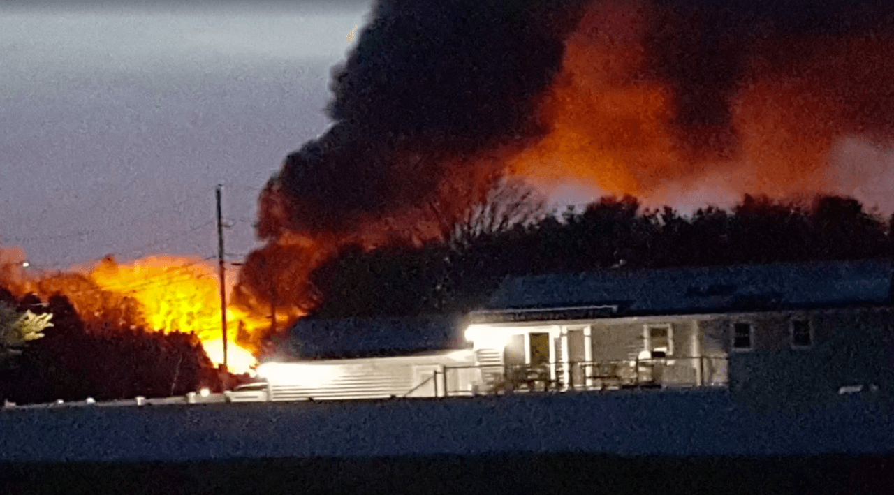 Explosión de un granero en North Haven, Connecticut, detrás de una casa donde un hombre mantenía a su esposa como rehén.