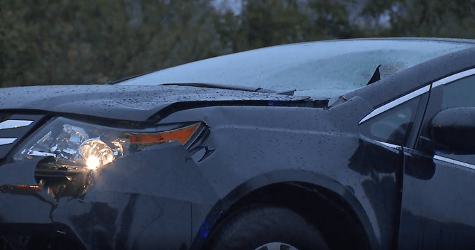 Así quedó el auto que impactó el cuerpo de un estudiante de secundaria que perdió la vida esta mañana
