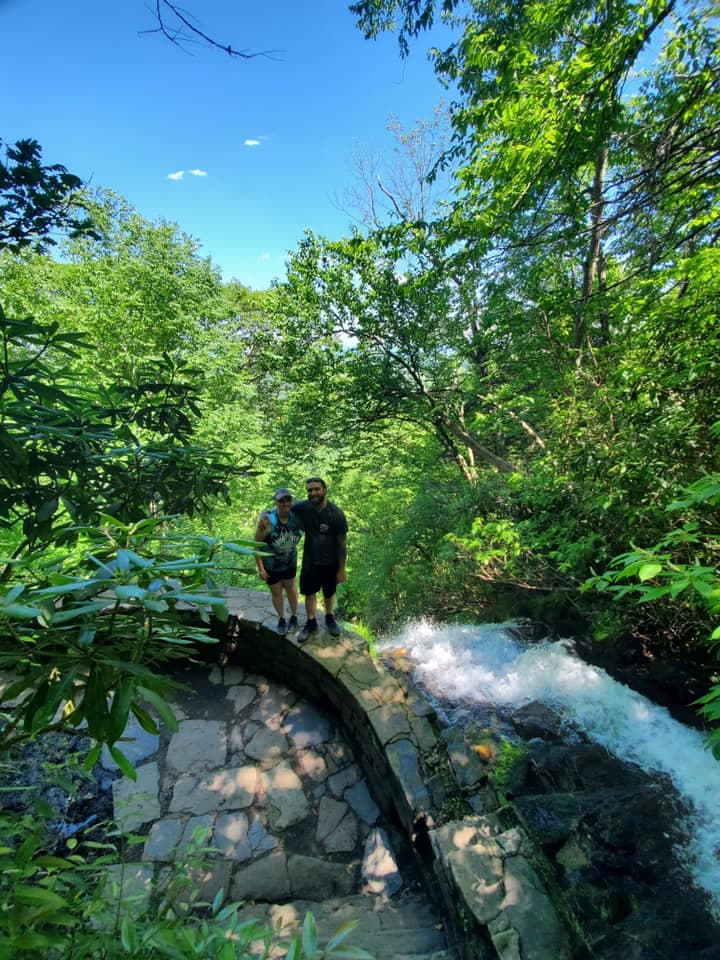 <b><a href="https://www.exploreboone.com/outdoors/hiking/the-cascades/">Número 1: The Cascades Trail</a></b>. El circuito sencillo de 1 milla del Cascades Trail explora el bosque en el borde de Blue Ridge. El camino recorre la cresta sobre el Piedmont hasta Falls Creek justo cuando el agua cae sobre el acantilado. A lo largo del sendero, veinte placas interpretativas describen los árboles de Blue Ridge. Las principales especies están todas aquí.