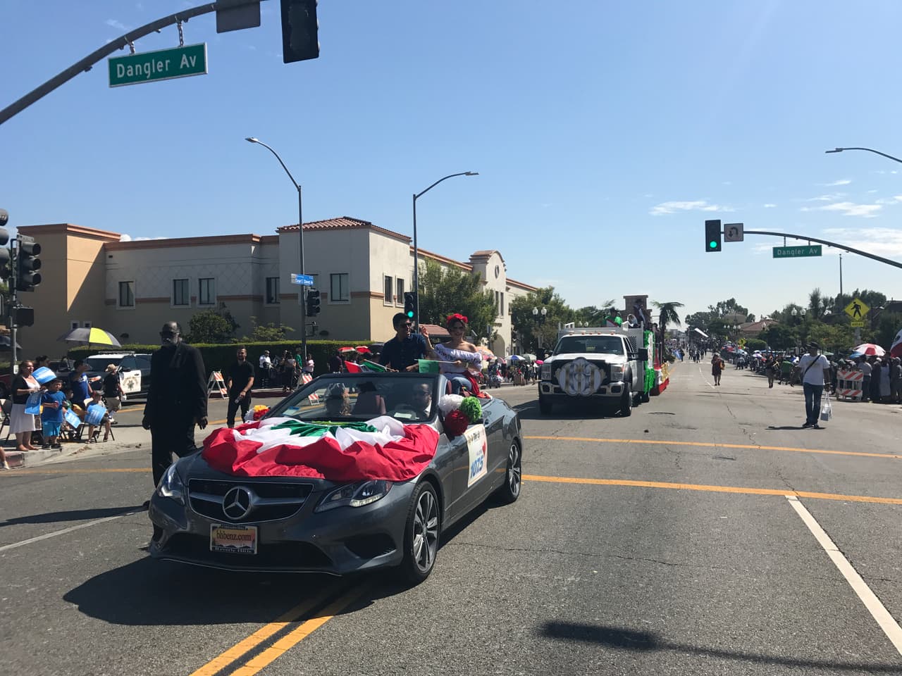 Erika Reyna acompañó a otros locutores y talentos de Univision durante una caravana para celebrar las 'Fiestas Patrias' en el sur de California.