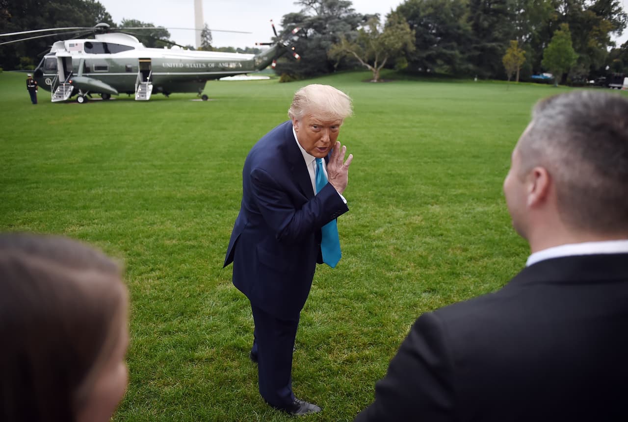 <b>26 de septiembre.</b> Más tarde ese día el presidente Trump subió al helicóptero Marine One para continuar su agenda. En la fotografía el presidente hablando con parte de su equipo, antes de emprender el viaje.