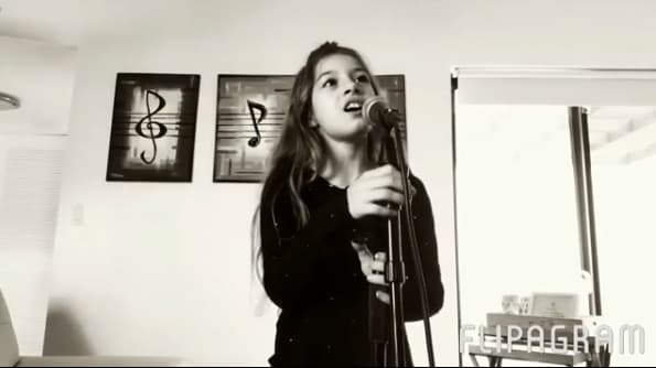 Su mamá la apoya en lo que quiere hacer y la lleva a clases de canto.