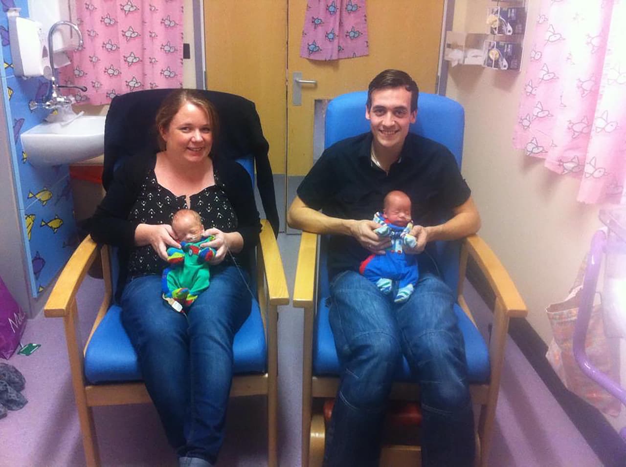 La vida de estos gemelos corría peligro desde antes de nacer pero una intervención en el útero de su madre les salvó la vida.