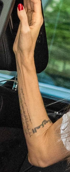 La tinta que la actriz habría estrenado recientemente está en su brazo derecho, encima del tatuaje de boda que se hizo con Pitt.