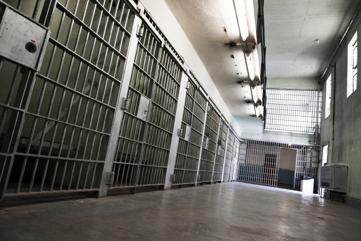 Reo acusado por un triple asesinato mata a golpes a su compañero de celda, según autoridades