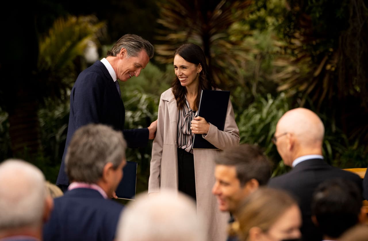 El gobernador de California, Gavin Newsom, y la primera ministra de Nueva Zelanda, Jacinda Ardern, desarrollaron una asociación para ayudar a abordar el cambio climático.