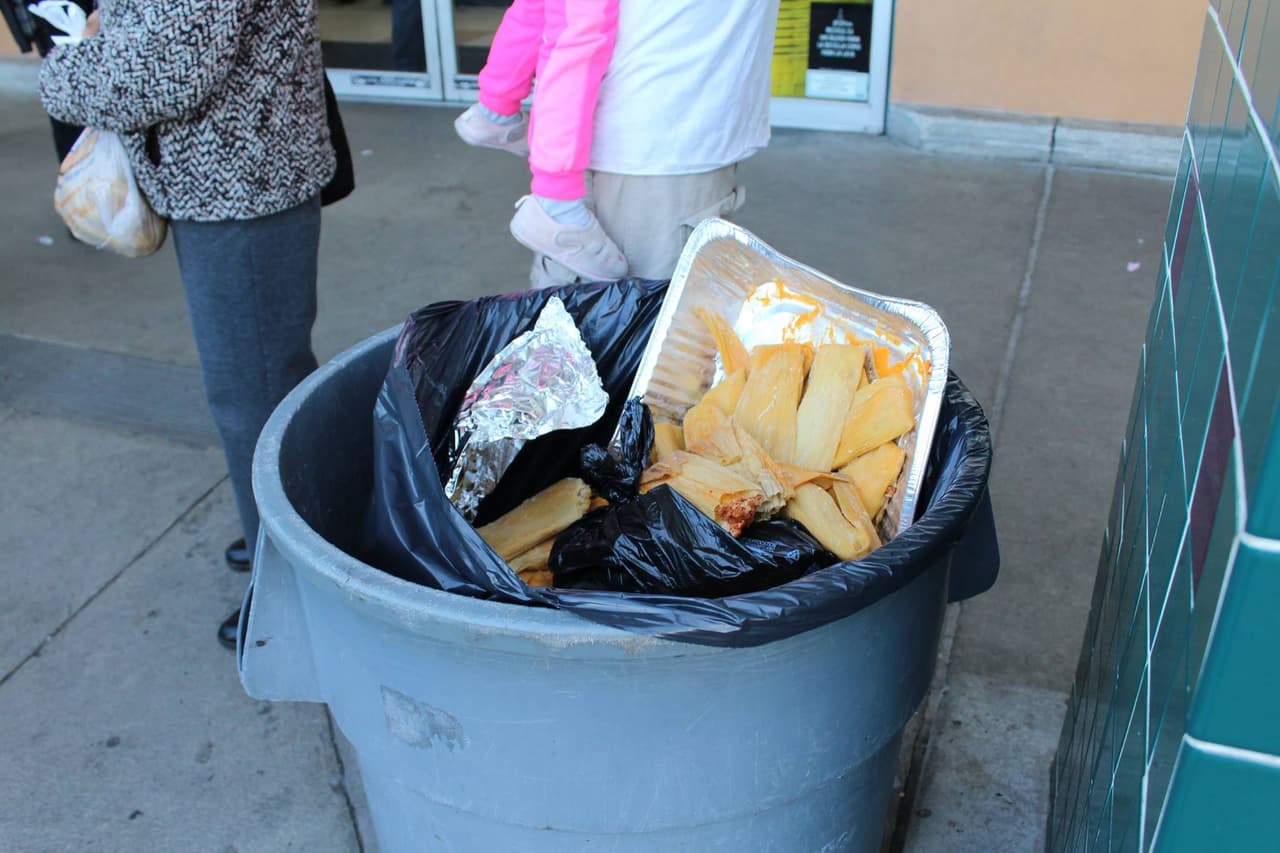 Clientes reclaman a la entrada de La Amapola por la masa para tamales en mal estado.