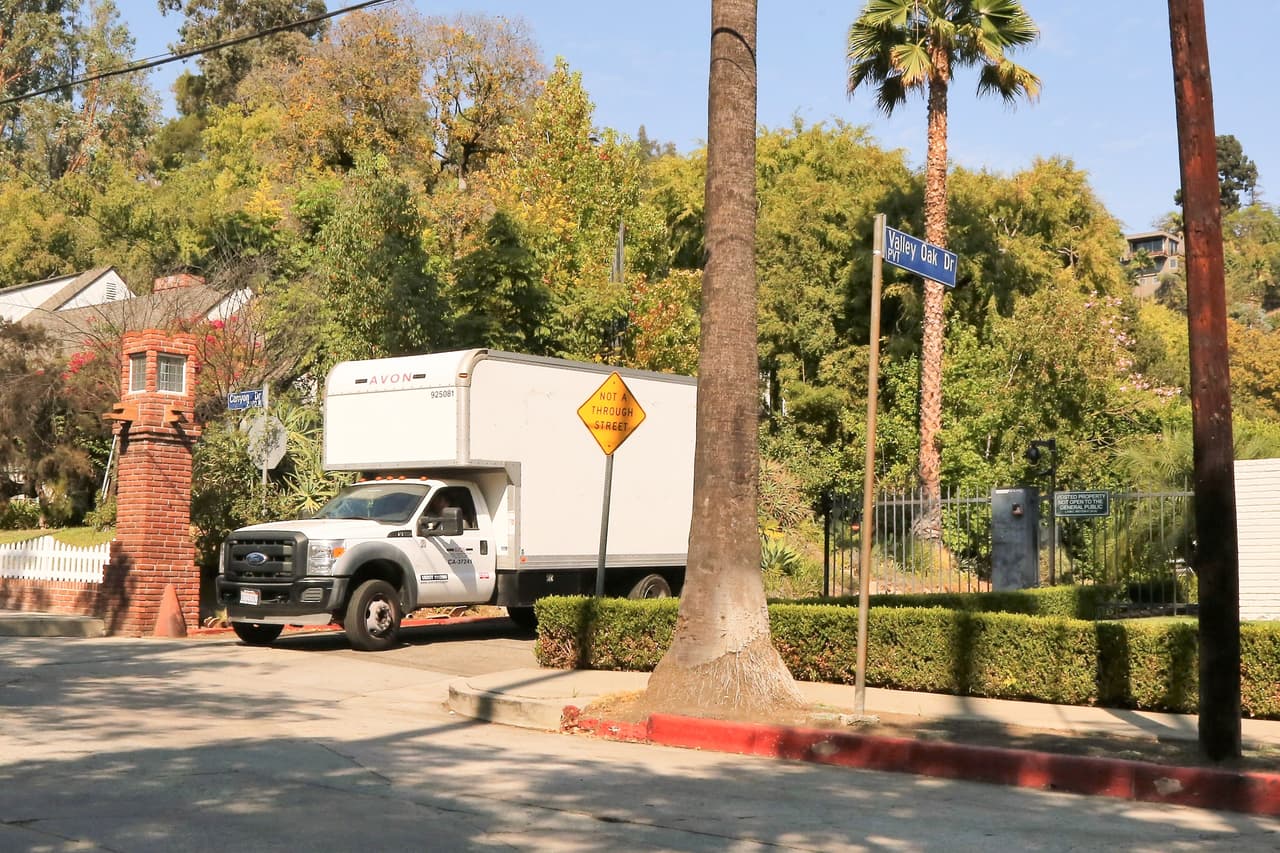 Los paparazzi captaron este caminón de mudanza en la entrada de su mansión de Los Ángeles.
