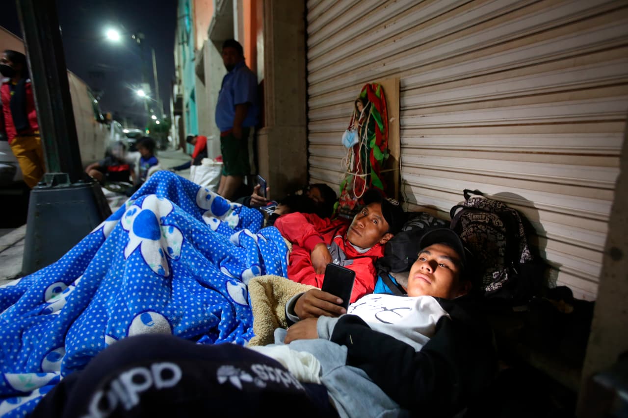 Diego López, de 33 años, segundo por la izquierda, duerme al lado de Juan Carlos Rondán, de 18, en una calle cercana a la Basílica de Guadalupe en la Ciudad de México.