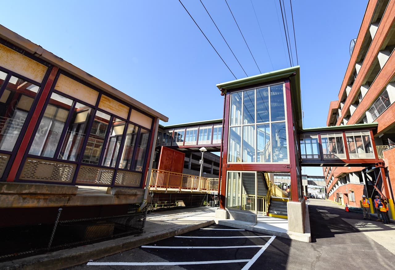 El puente peatonal comenzó a funcionar desde temprano, el 24 de agosto, 2022.