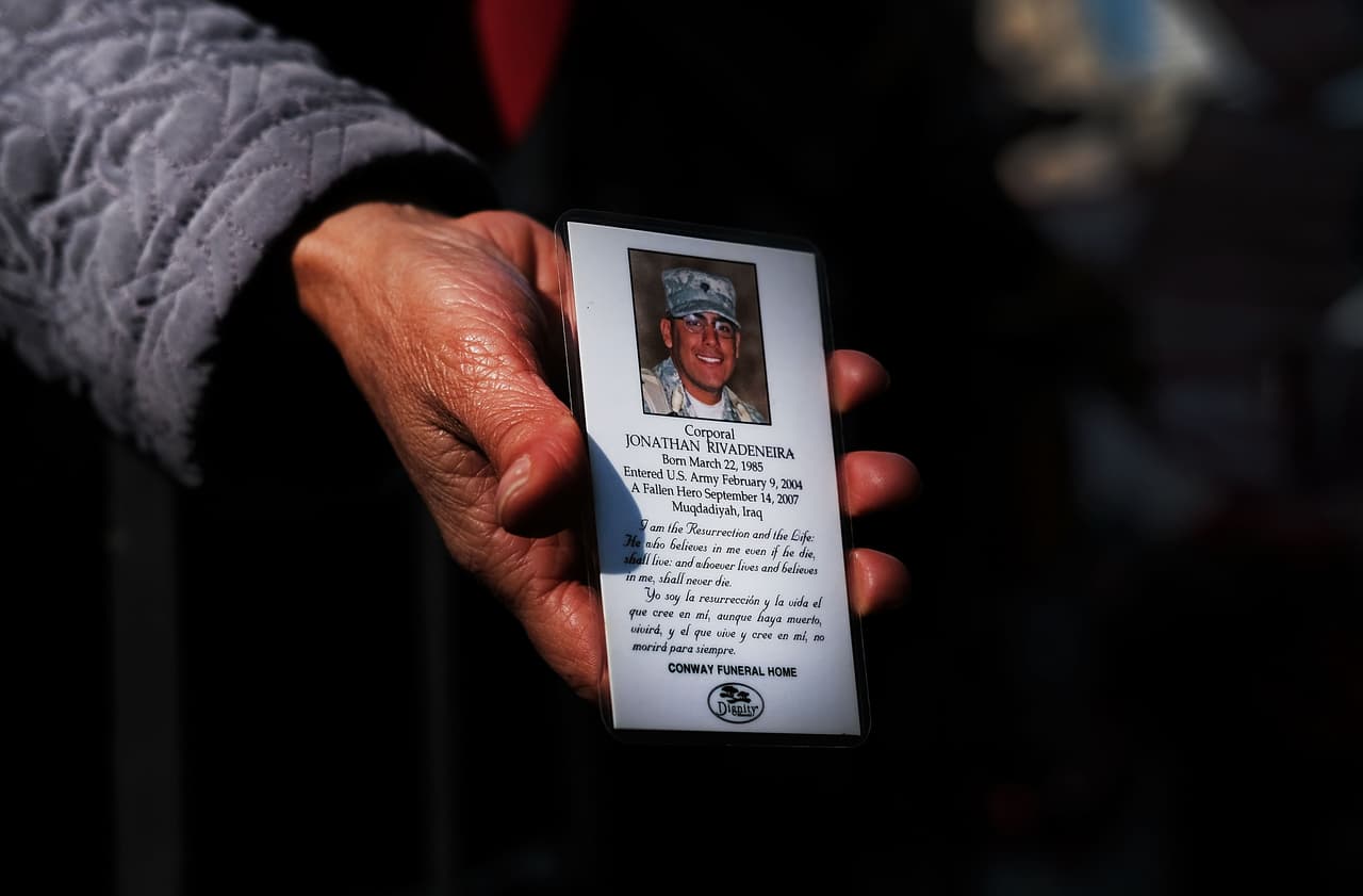 La mamá del soldado Jonathan Rivadeneira, fallecido en combate en Irak, llevó su imagen al desfile que conmemora y exalta su sacrificio por la libertad y paz de los Estados Unidos.