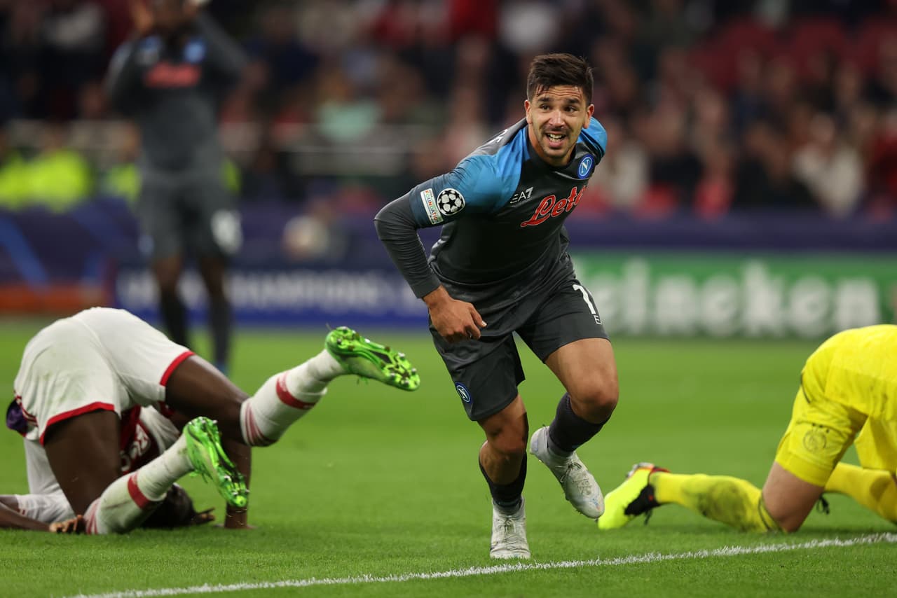 Napoli aplastó al Ajax a domicilio y lleva paso perfecto en la Champions League.