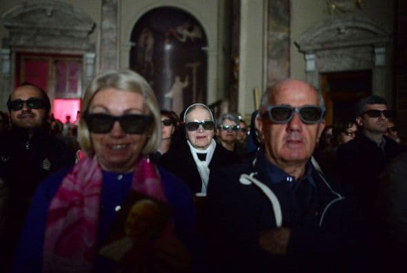 Resulta que en Italia transmitieron la misa en 3D en algunas iglesias.