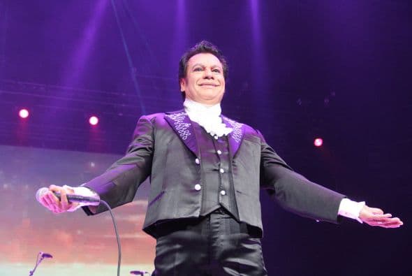 El Divo de Juárez, Juan Gabriel, hizo retumbar Phoenix con su música, su voz y sus bailes, enloqueciendo a miles de fans que llenaron el US Airways Center.v 