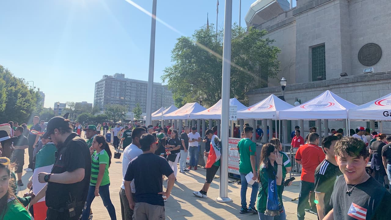 La gente se prepara para entrar.