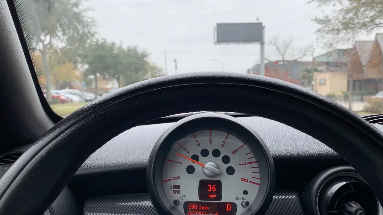 Si debes salirte de la carretera, espera una oportunidad segura y aléjate de la carretera lo más que puedas. Es mejor detenerte en un área de descanso o estacionamiento, en lugar de ponerte en un lado de la carretera.