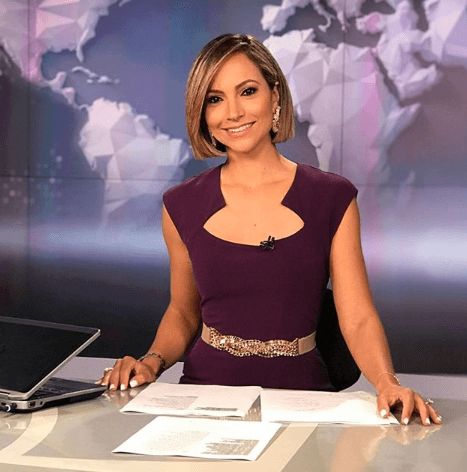 Desde su escritorio de noticias, Satcha se alistó para este intercambio con la gente.