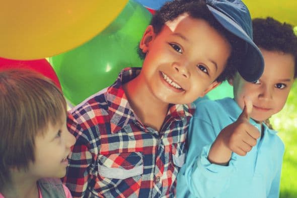 No invites a todo el mundo: quizá pienses que debes incluir en la lista a toda tu familia y amigos, pero entre menos gente vaya, menos gastarás.