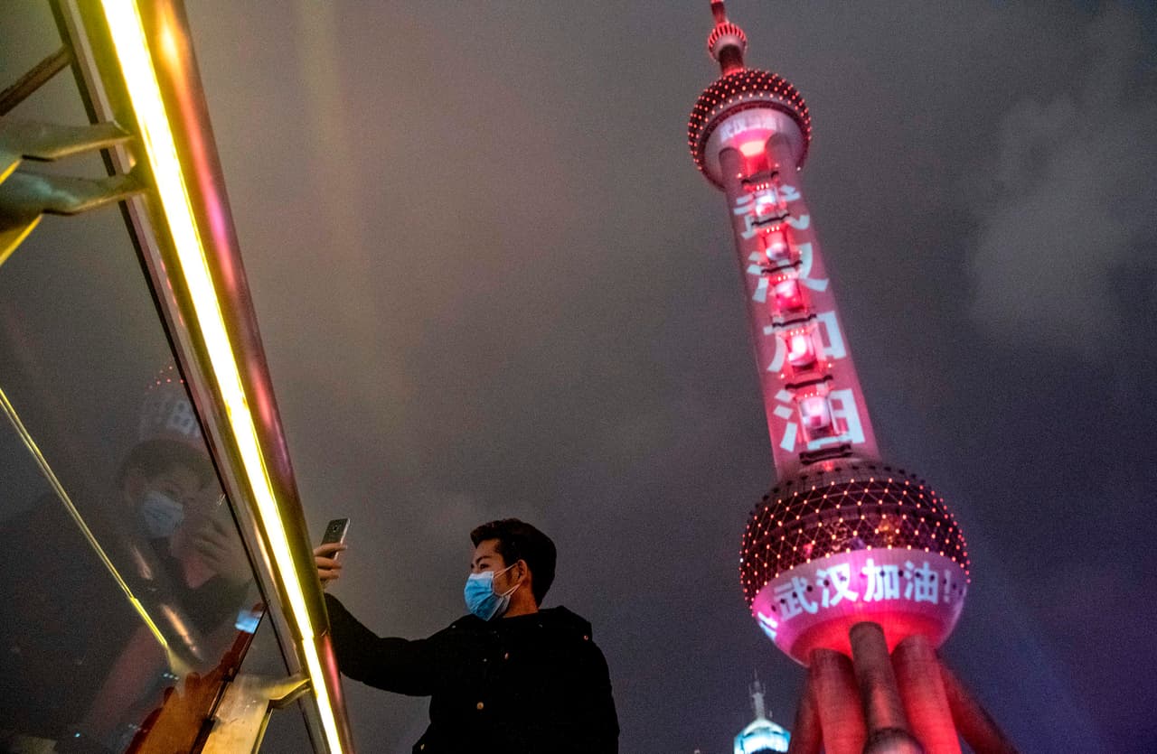 <b>"Wuhan, sigue adelante", </b>un mensaje en apoyo a la ciudad donde comenzó la pandemia, proyectado en la torre Oriental Pearl, en Shanghai, China. 8 de febrero.