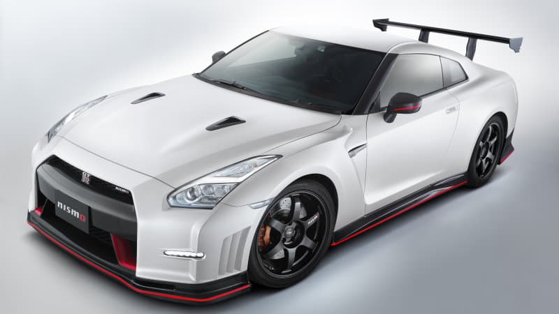 Nissan añade un nuevo paquete de accesorios N Attack Package para su GT-R Nismo en el que todas las modificaciones tienen a la velocidad como propósito. El Nismo N Attack Package fue desarrollado por Nissan Motorsports International Co., Ltd en el marco del programa "time attack" para el Nürburgring en Alemania donde el GT-R Nismo logro el tiempo record para vehículos de producción.