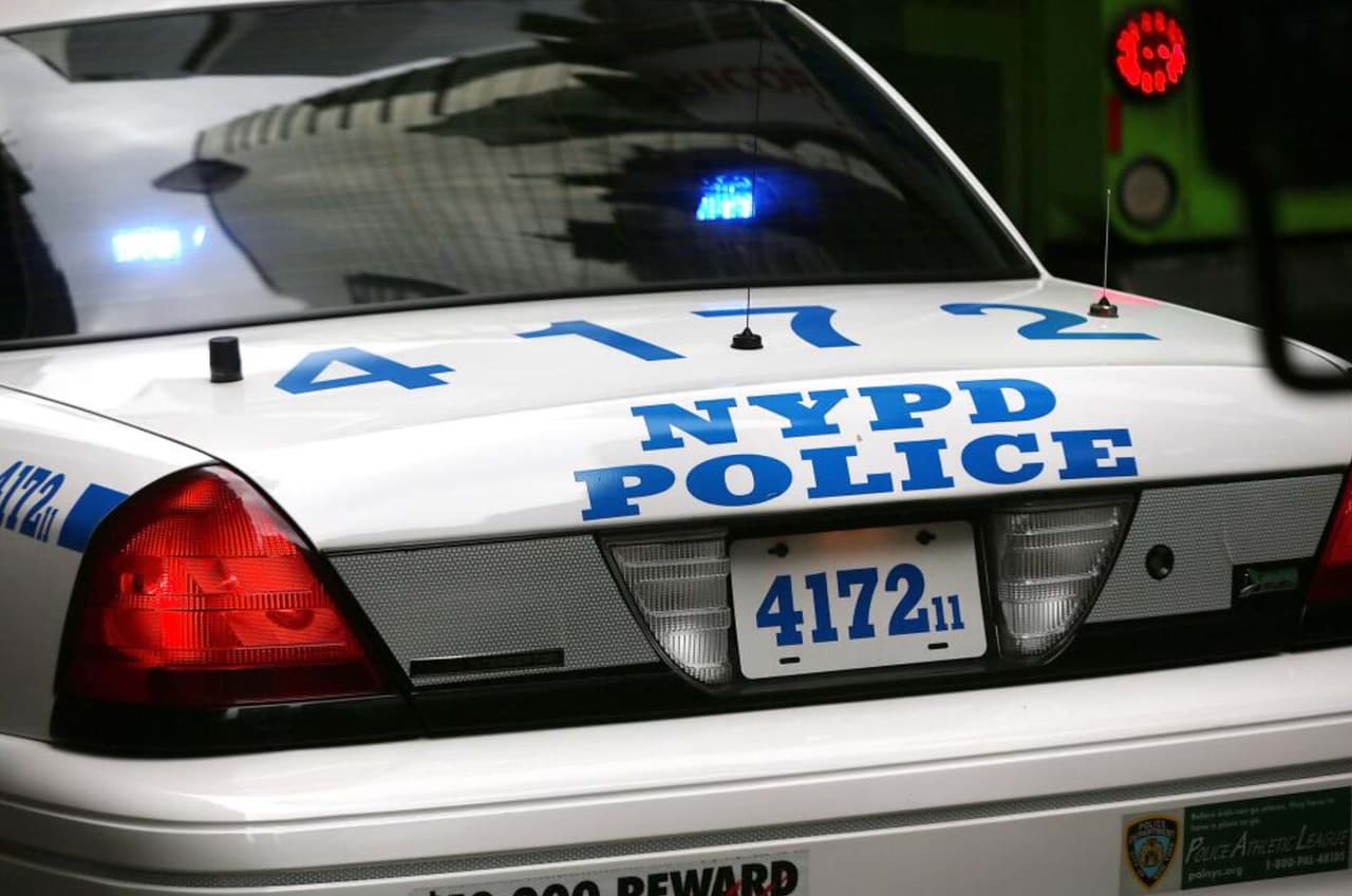 Detienen a mujer por abandonar a un recién nacido frente a edificio en El Bronx