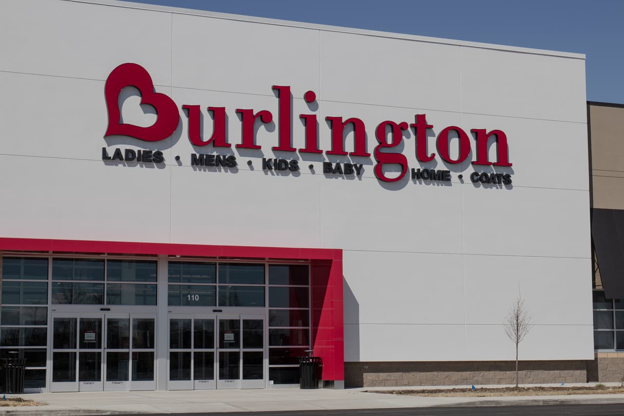 <b>Burlington Stores.</b> Las ventas del segundo trimestre de esta cadena cayeron un 39%. Aún así, la compañía está en una expansión agresiva, tendrá un total de 36 nuevas tiendas netas en el año fiscal 2020 (739 tiendas en total). El 
<i>National Law Review</i> se pregunta si a pesar de esto la compañía será capaz de resistir lo que resta de esta poderosa tormenta en 2021.