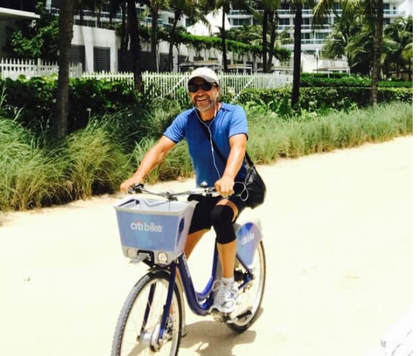 Así es como 'El Buki' se mantiene en forma: en cada ciudad a la que viaja pide una bicicleta para recorrer sus calles y ejercitarse al mismo tiempo.