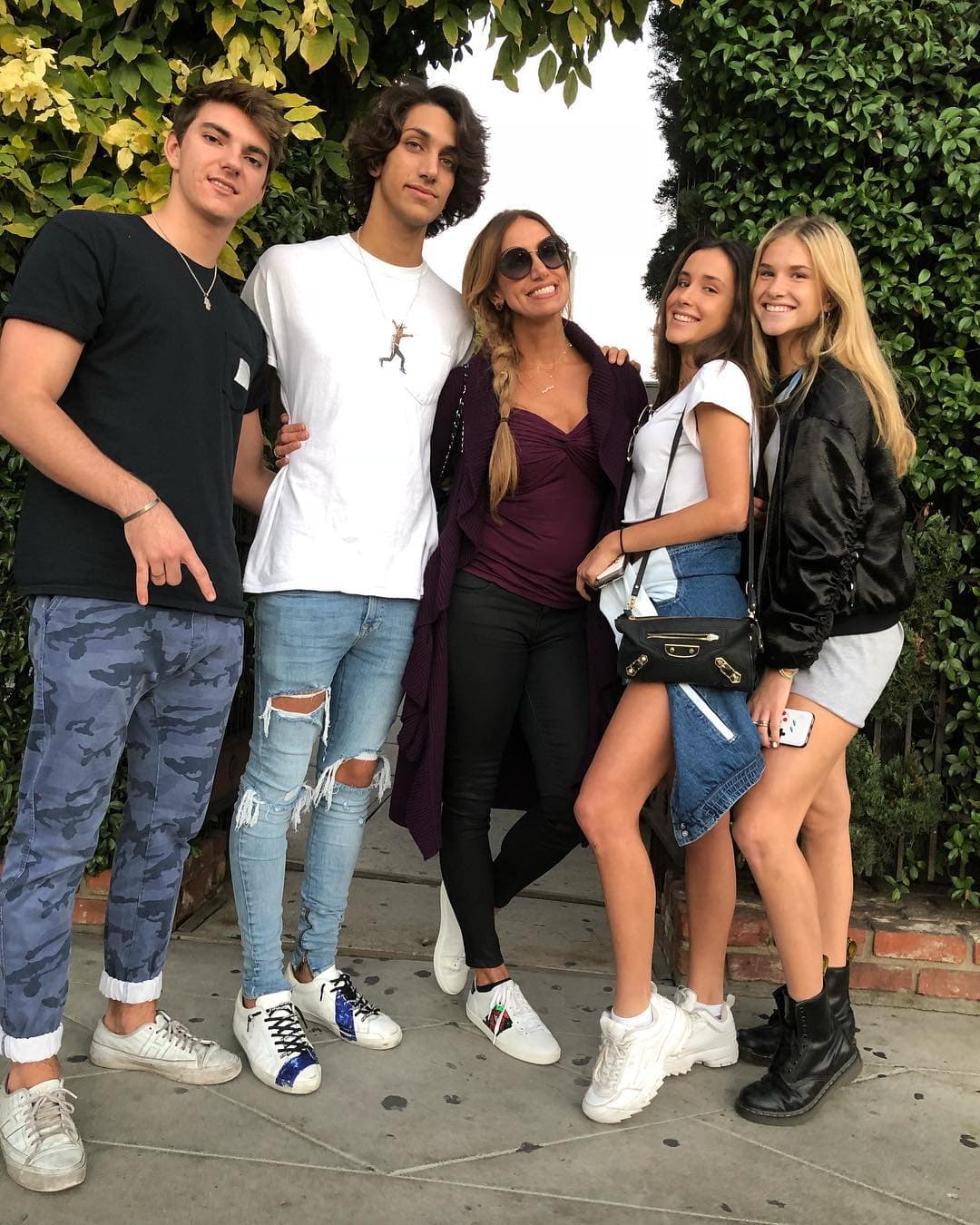 Una de las ventajas para Lili Estefan y Alan Tacher es que sus hijos, Lorenzo y Hannah, respectivamente, no están solos en California pues cursan el mismo grado.