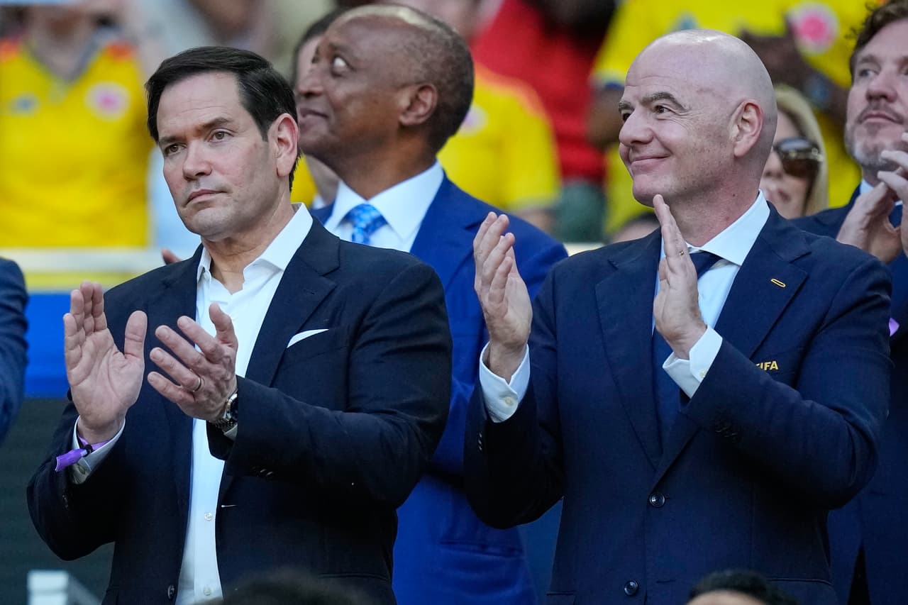 El presidente de la FIFA, Gianni Infantino y Marco Rubio, secretario de Estado de los EEUU, aplauden al inicio del encuentro.