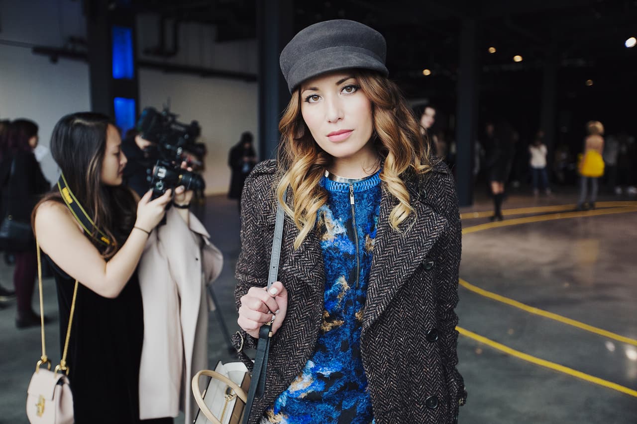 Los sombrero más pequeños como este, tipo Schoolboy (típico de los niños cuando iban a la escuela) o el Cloché, que fue el que usaron las mujeres de los años 20, solo le vienen bien a mujeres de caras muy finas porque enmarcan mucho su redondez.