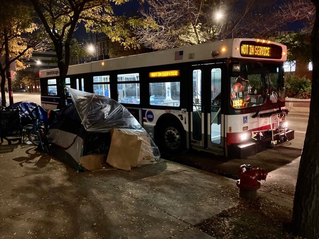 Migrantes dicen que dejan a los niños dormir dentro de autobuses para que sean ellos quienes se protejan mejor del frío.