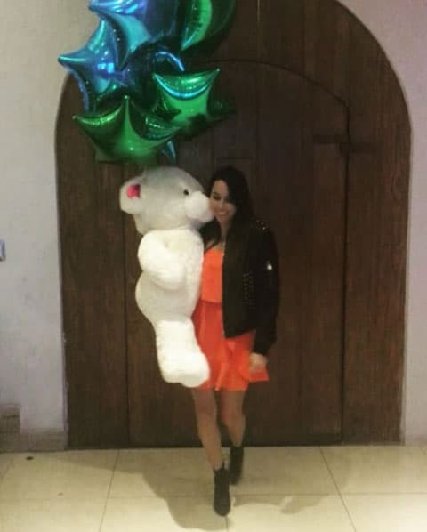 Nicole llevó ese enorme oso de peluche para su hermanito.