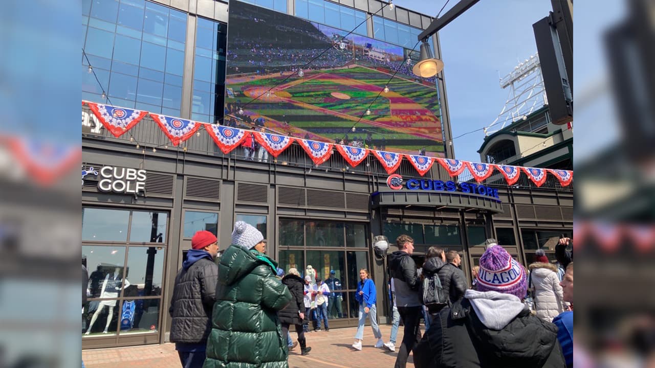 Aunque las puertas abrieron hasta las 11:30 a.m. el diamante era el centro de atención de los fans desde el exterior del estadio.