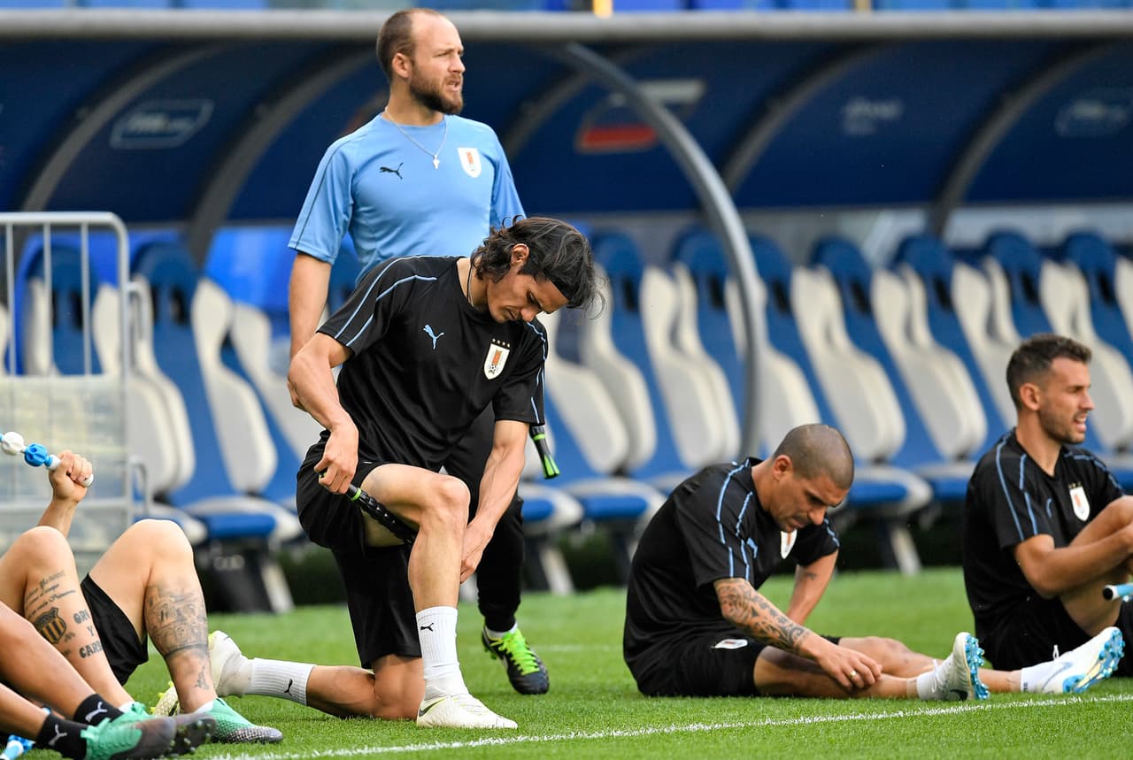 UAF confirma lesión muscular sin rotura de Cavani y es duda ante Francia