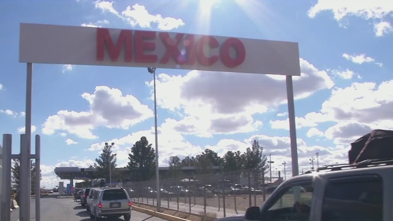 ¿Manejas a México este diciembre? Consejos sobre dinero, regalos y qué está prohibido llevar