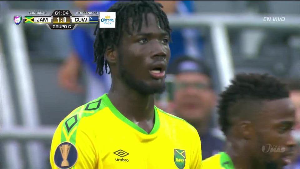 Tiro desviado de Shamar Nicholson