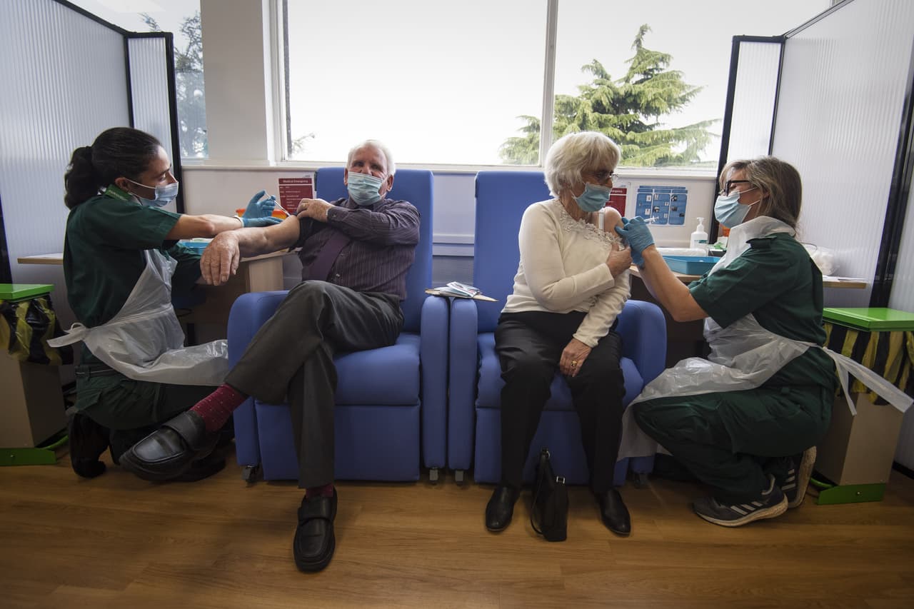 <b>Grupo 3:</b> Los mayores de 65 años y los adultos con condiciones médicas de alto riesgo.