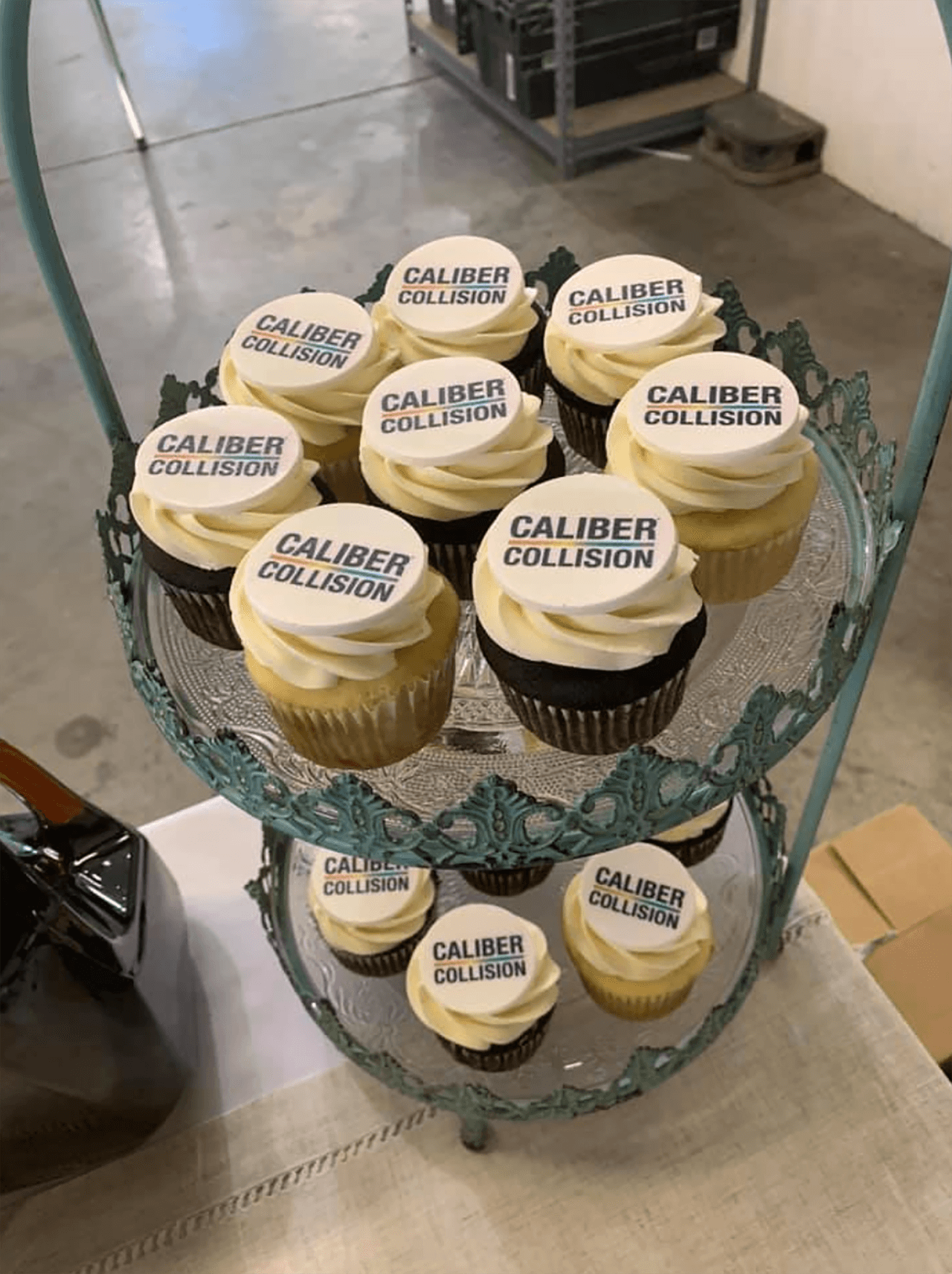 El taller Calliber Collision preparó dulces para celebrar junto a sus empleados y la familia Alcántara.