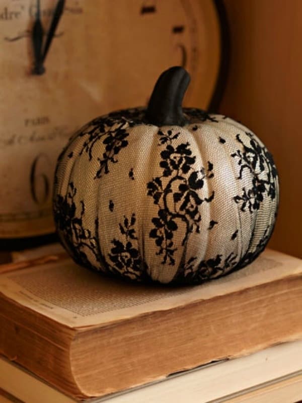 All about the lace: usa tela de encaje para recubrir la calabeza y 'vestirla' con elegancia. (
<a href="http://www.bhg.com/halloween/pumpkin-decorating/pumpkin-decorating-ideas/?rb=Y#page=5" target="_blank"><i>Better Homes and Gardens)</i></a>