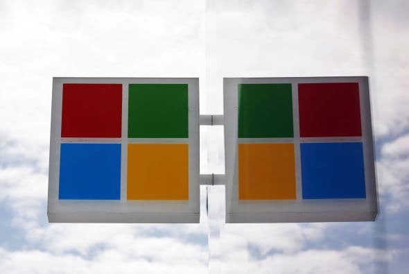 Microsoft patenta sus gafas de realidad aumentada. El invento se hizo público en noviembre y se trata de un visualizador de realidad aumentada que una vez colocado en la cabeza suministra información y datos mientras el usuario ve un evento en directo, como partidos, o conciertos, amplificando la información de dicho evento. La herramienta de Microsoft, a diferencia de la de Google, está diseñada para utilizarse solo en ocasiones específicas.