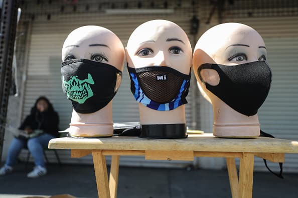 Por ello más y más personas salen a las calles por estos días con máscaras y guantes.