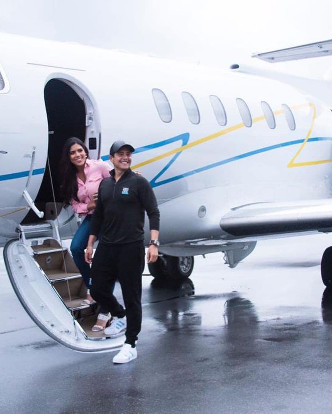 Alejandro Chabán recientemente dio más detalles en Instagram de la conexión que existe con nuestra conductora. En la red social publicó una galería de fotos donde aparecen durante la gira de presentación de uno de sus libros.
<br>