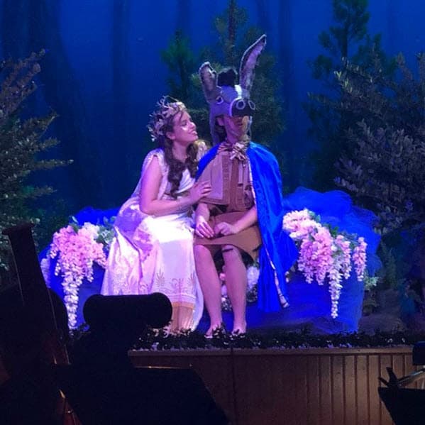 <b><a href="https://www.univision.com/programas/novelas/karyme-lozano-de-la-actuacion-al-activismo-pro-vida-fotos">Karyme</a></b> publicó en Instagram algunas imágenes del momento: "Les comparto lo orgullosa que me siento de mi hija @angela.iturrioz, hizo un gran personaje en la obra de teatro".