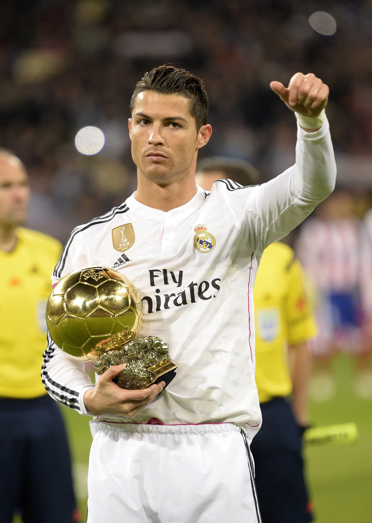 Cristiano Ronaldo. El futbolista Cristiano Ronaldo anunció en 2010 por sus redes sociales que era padre de un niño.