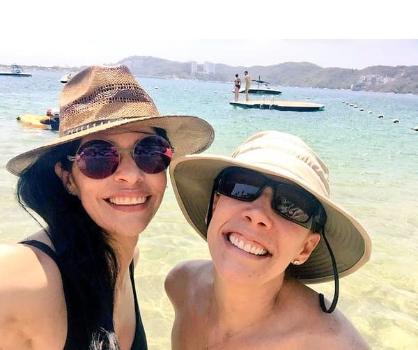 Raquel Garza y Cynthia Klitbo son grandes amigas, pues han compartido exitosos proyectos como 
<i>Atrévete a soñar</i> y la obra de teatro 
<i>Rosa de dos aromas</i>.