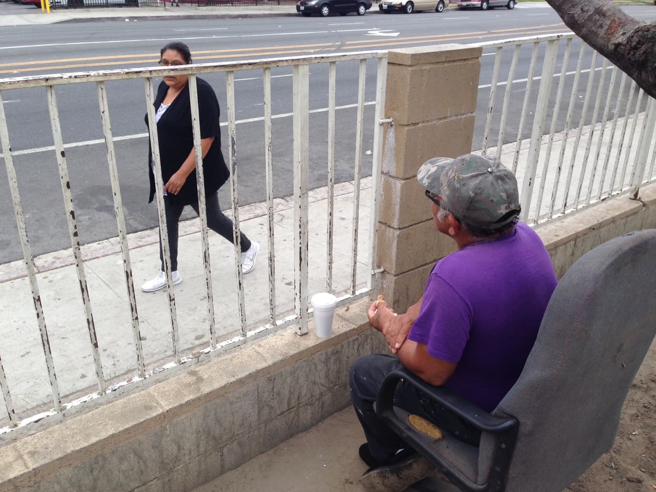 Los residentes más veteranos han aprendido a incorporar los sucesos violentos a su rutina.