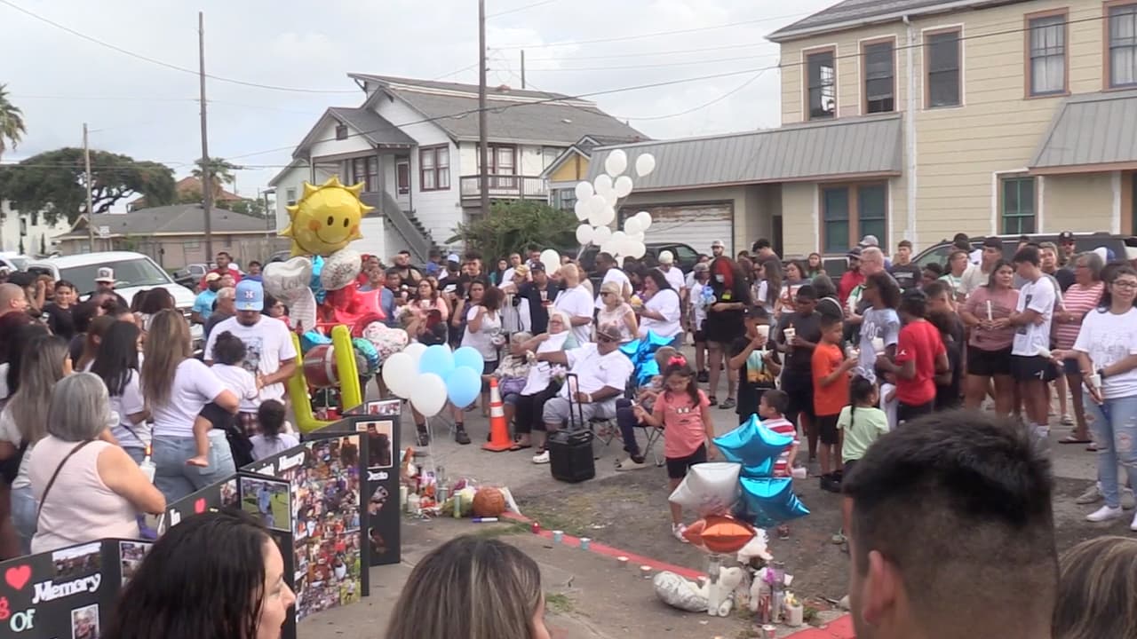 En el accidente resultaron heridas dos personas más, que fueron trasladadas a un hospital. El abogado de la familia, James Amaro, los identificó como April Bentancur e Isaiah Carranza. Dijo que están mejor, pero no detalló su estado.